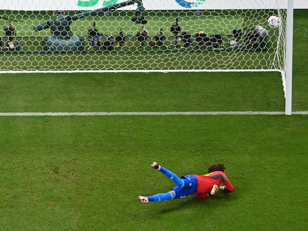 Guillermo Ochoa se lanzó al costado derecho, pero no pudo llegar al balón después del disparo de Messi.