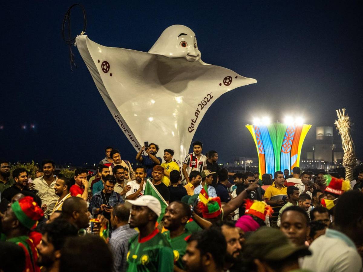 La fiesta del mundial ya se vive en las calles de Doha en Qatar. La afluencia del público se sigue masificando. FOTO: AFP.