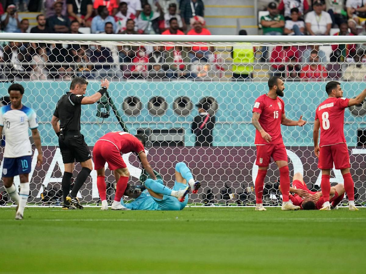 FOTOS: Portero de Irán se fue en camilla luego de recibir terrible golpe de su propio compañero en el Mundial de Qatar 2022