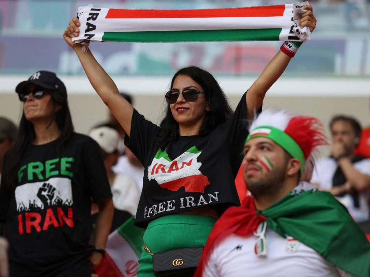 Rodillazo a la cara: así fue la primera expulsión del Mundial, la frustración de Bale y la locura de Irán tras derrotar a Gales