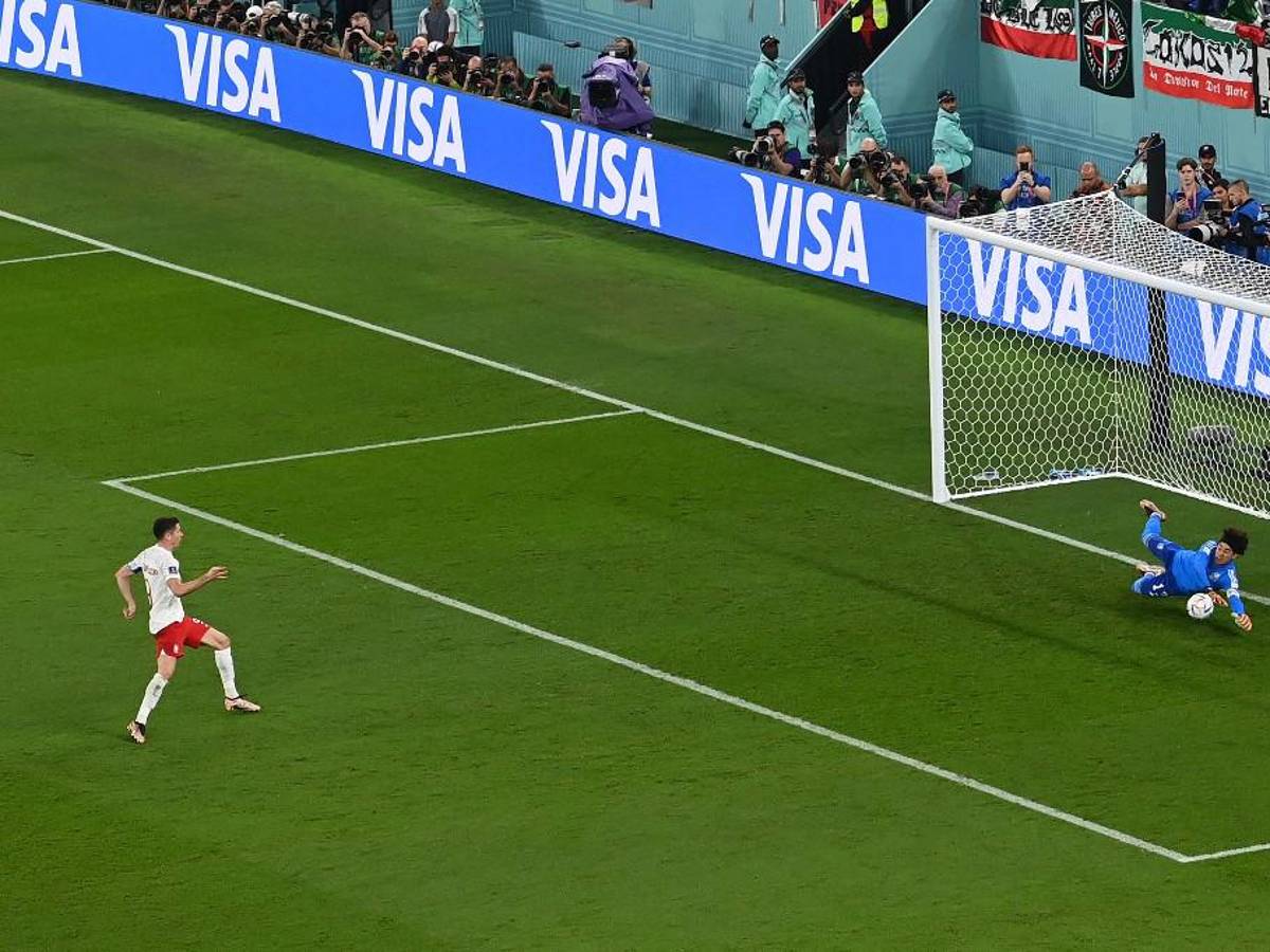 No viste en TV: así fueron captados Memo Ochoa y Lewandowski al final del partido, y su bella esposa enamora a los mexicanos