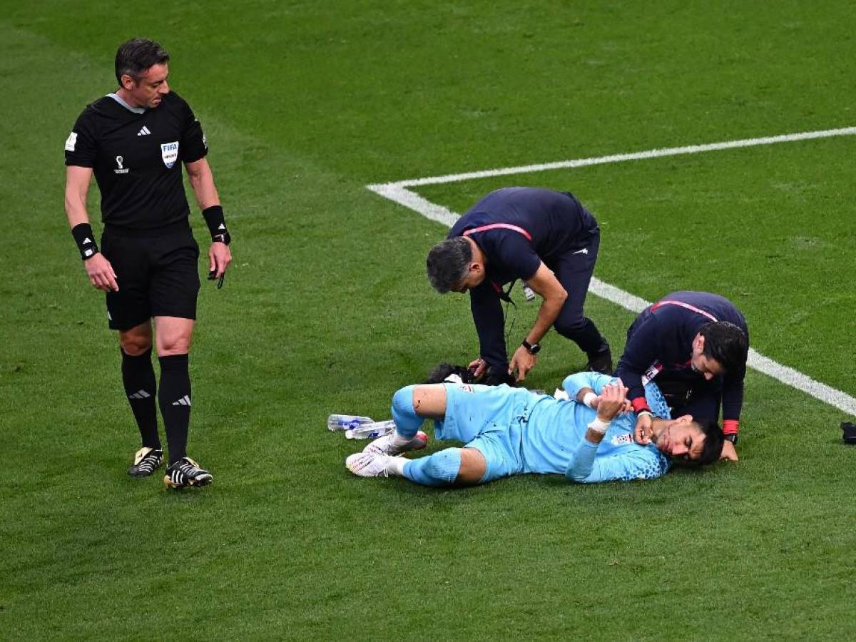 FOTOS: Portero de Irán se fue en camilla luego de recibir terrible golpe de su propio compañero en el Mundial de Qatar 2022