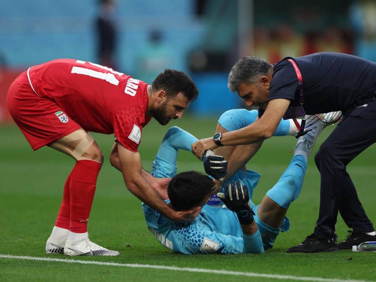 FOTOS: Portero de Irán se fue en camilla luego de recibir terrible golpe de su propio compañero en el Mundial de Qatar 2022