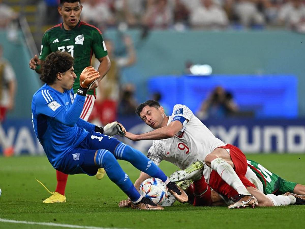 No viste en TV: así fueron captados Memo Ochoa y Lewandowski al final del partido, y su bella esposa enamora a los mexicanos