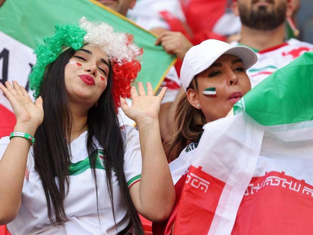 Rodillazo a la cara: así fue la primera expulsión del Mundial, la frustración de Bale y la locura de Irán tras derrotar a Gales