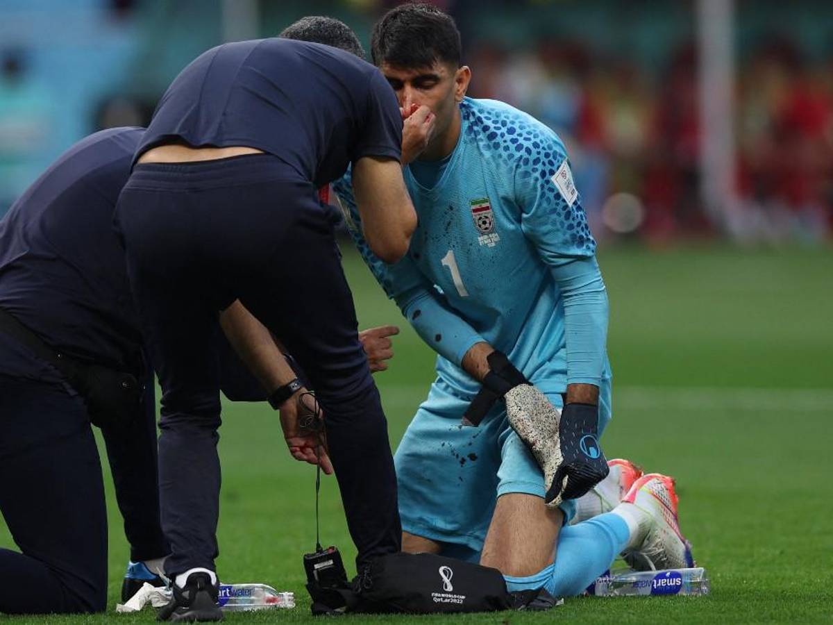 FOTOS: Portero de Irán se fue en camilla luego de recibir terrible golpe de su propio compañero en el Mundial de Qatar 2022