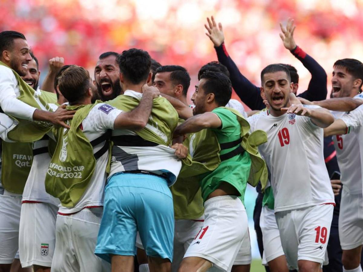 Rodillazo a la cara: así fue la primera expulsión del Mundial, la frustración de Bale y la locura de Irán tras derrotar a Gales