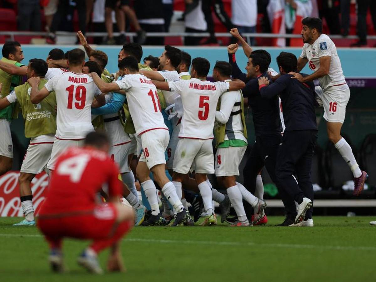 Rodillazo a la cara: así fue la primera expulsión del Mundial, la frustración de Bale y la locura de Irán tras derrotar a Gales