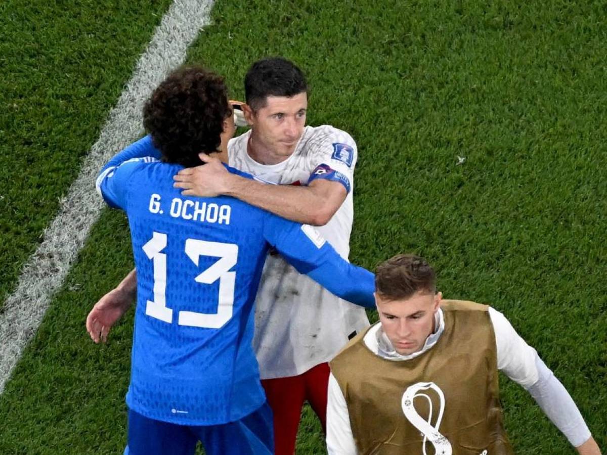 No viste en TV: así fueron captados Memo Ochoa y Lewandowski al final del partido, y su bella esposa enamora a los mexicanos