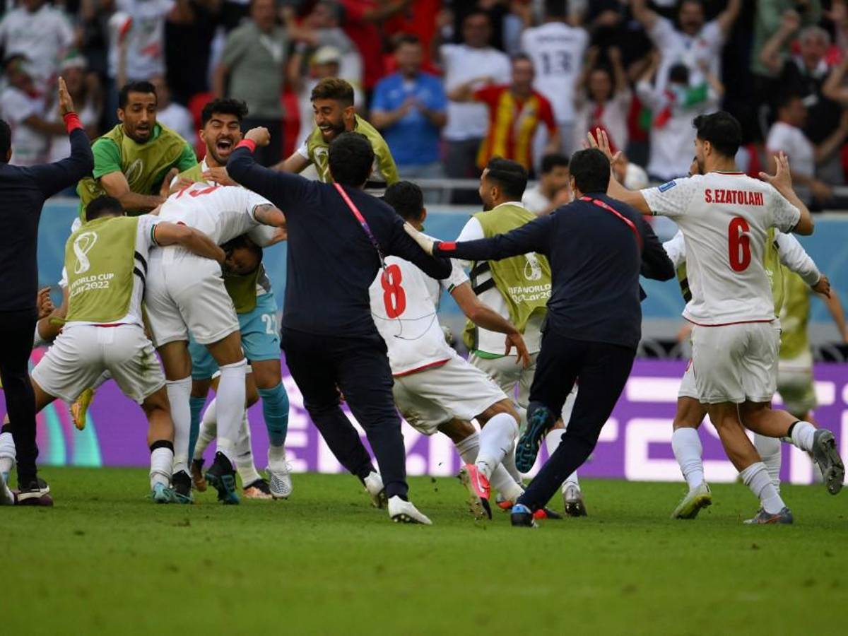Rodillazo a la cara: así fue la primera expulsión del Mundial, la frustración de Bale y la locura de Irán tras derrotar a Gales