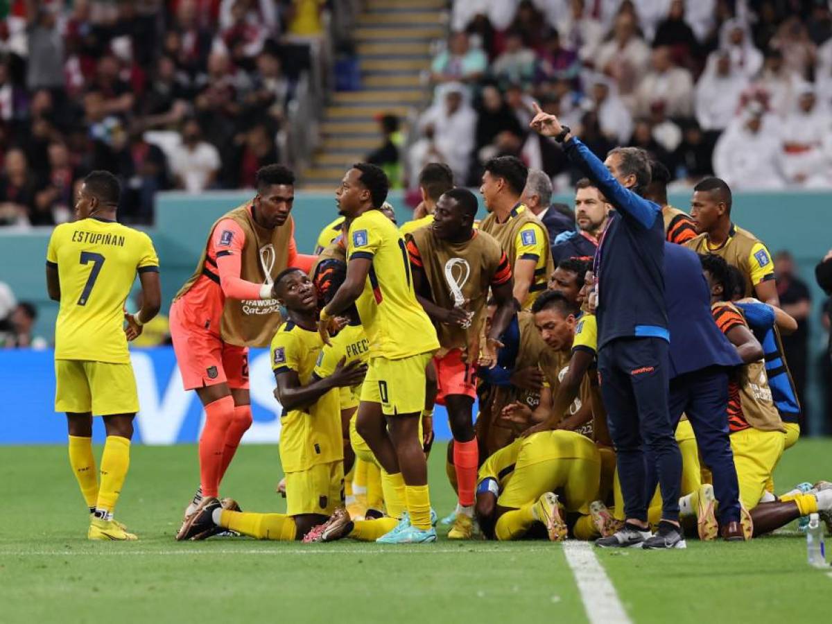 El festejo de los jugadores de Ecuador tras el 2-0 de Enner Valencia.