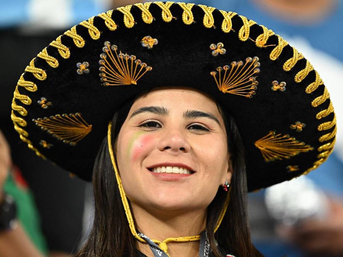 No viste en TV: así fueron captados Memo Ochoa y Lewandowski al final del partido, y su bella esposa enamora a los mexicanos