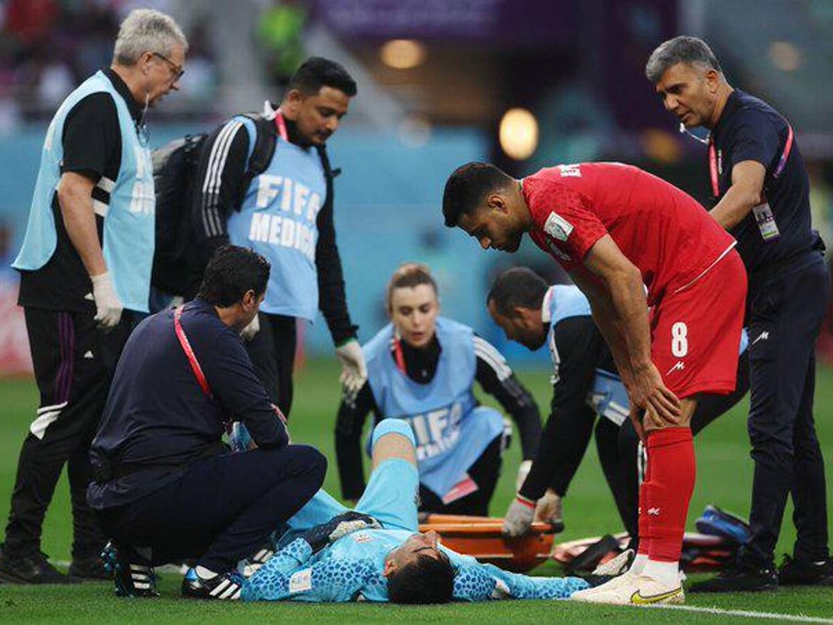 FOTOS: Portero de Irán se fue en camilla luego de recibir terrible golpe de su propio compañero en el Mundial de Qatar 2022