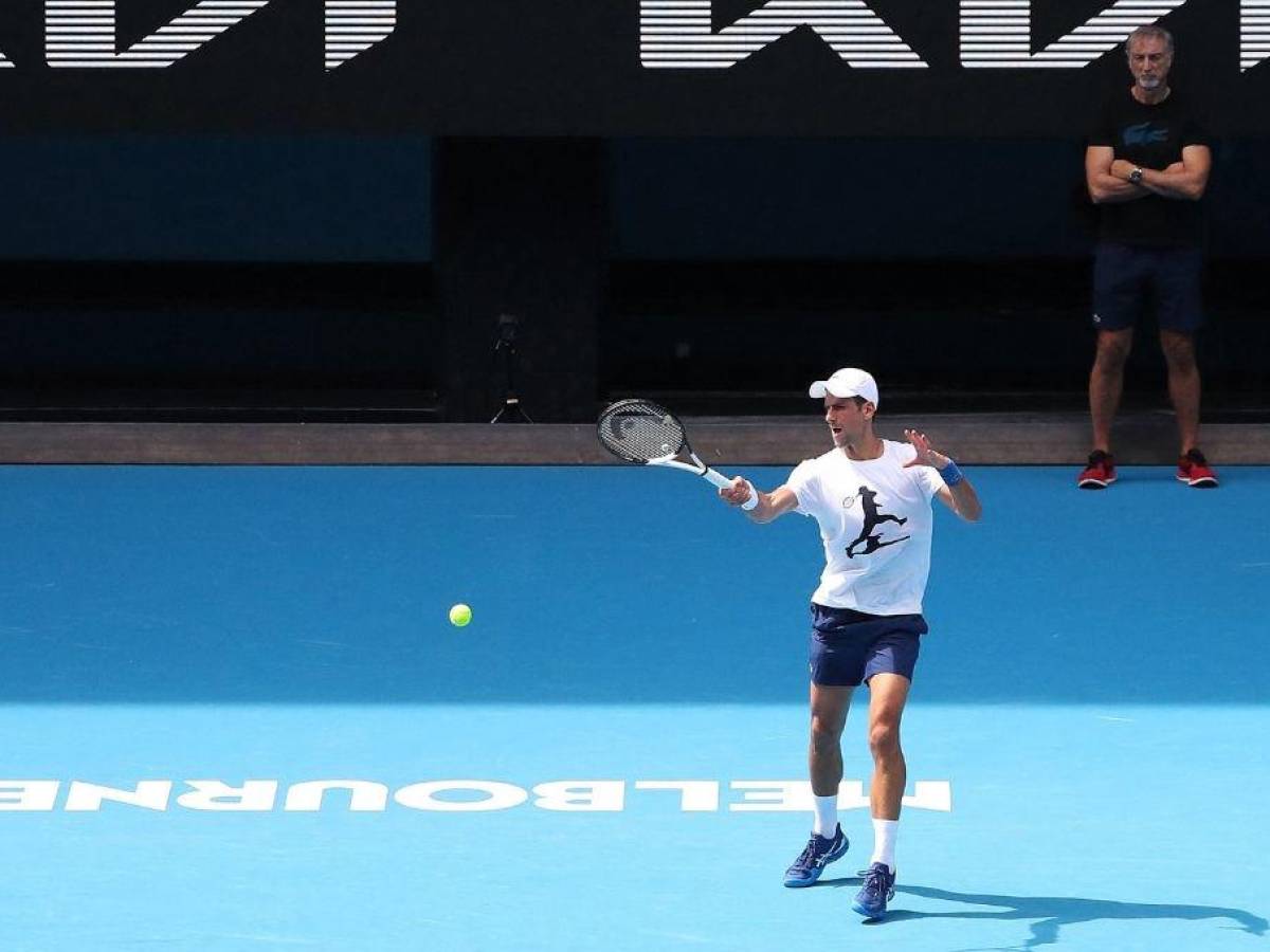 Novak Djokovic entrena en sede de Open de Australia tras victoria legal