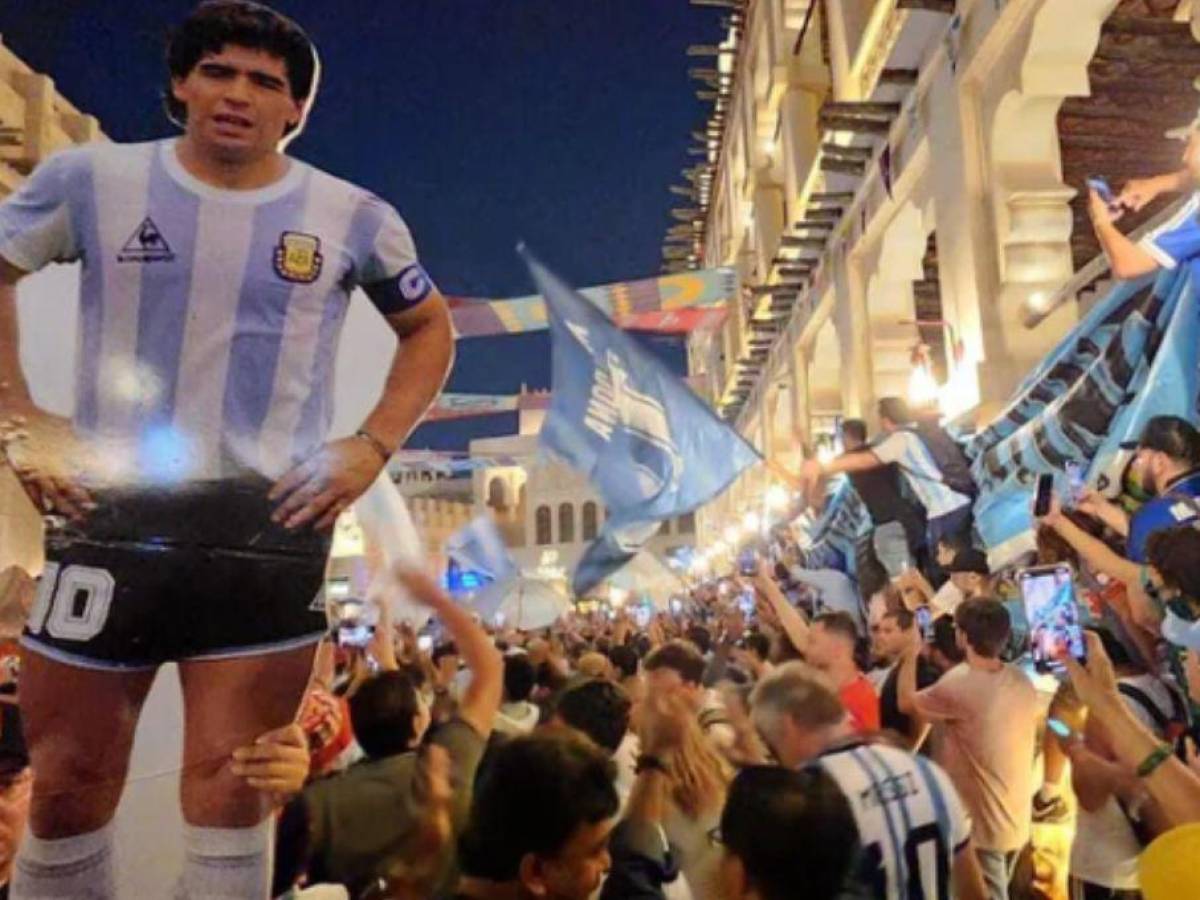 Multitudinario banderazo argentino en Qatar: los hinchas alientan a la selección previo al partido contra México