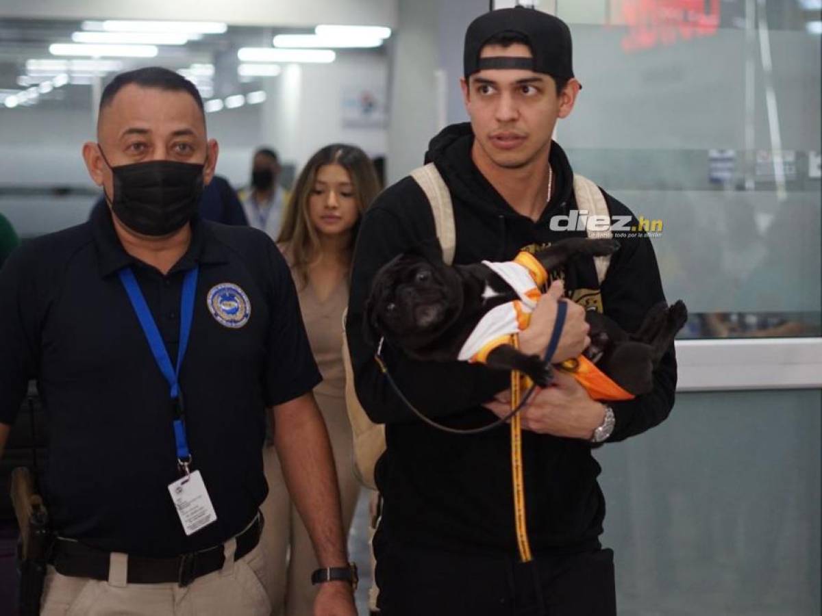 Cargando a su perro raza Pug, y acompañado de su esposa, Mauricio Dubón regresó a Honduras tras conquistar le Serie Mundial. FOTOS: Mauricio Ayala