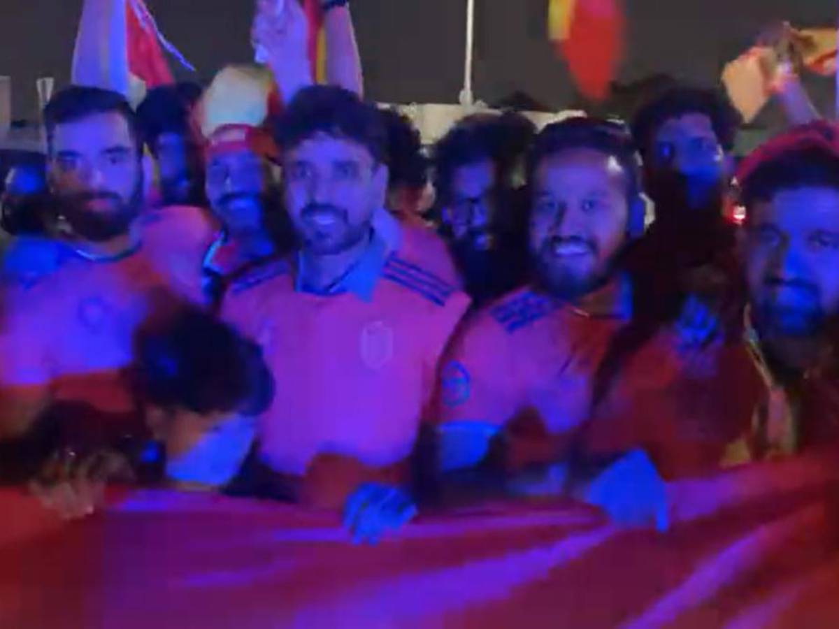 ¿Los compró Qatar? Captan a aficionados ‘fake’ de España en el Mundial y sus insólitas porras: “Yo soy español, español, español”