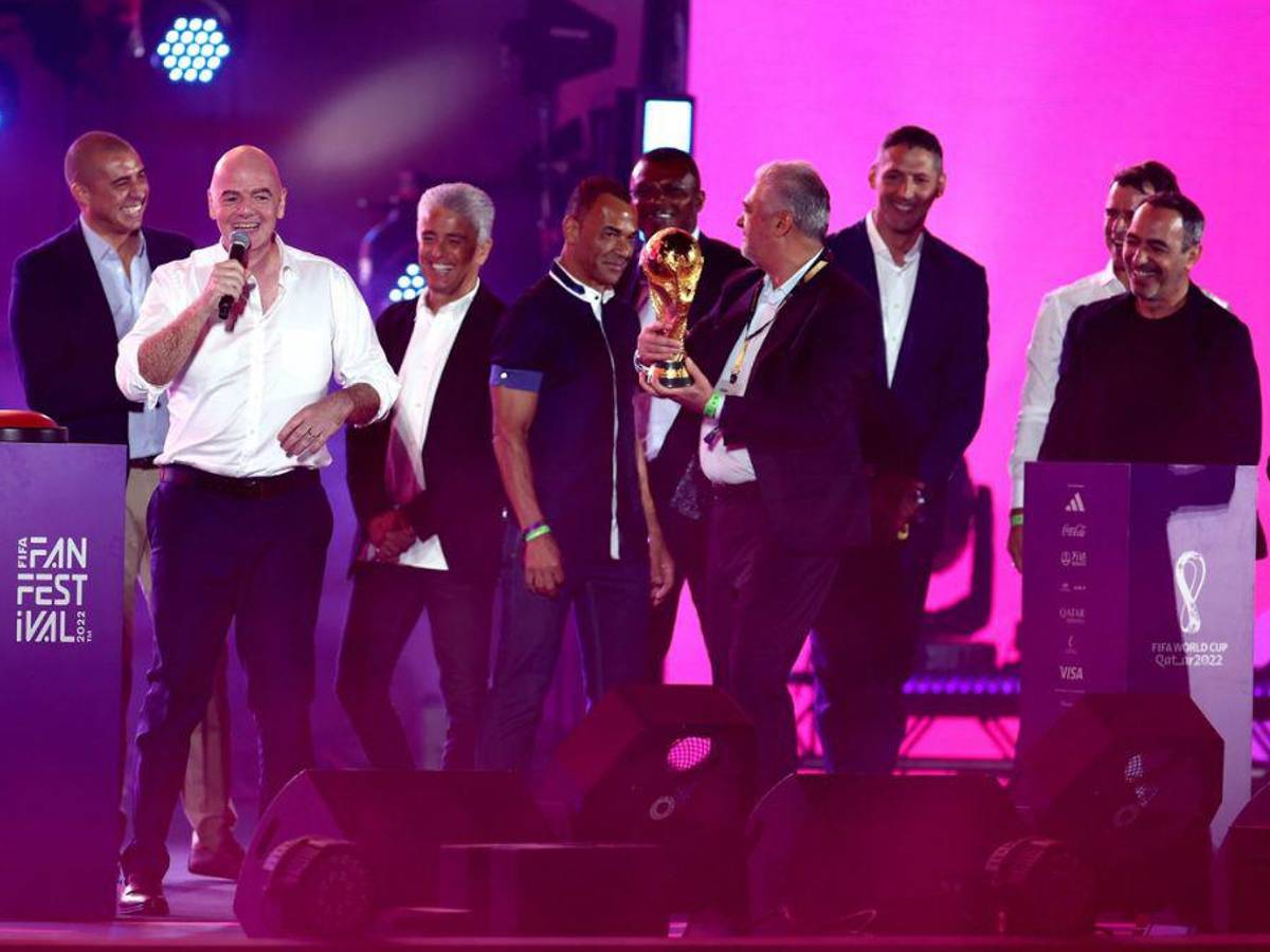 ¡Estrellas del fútbol! Kempes, Casillas y otros campeones del mundo asistieron al Fan Festival y al partido Qatar-Ecuador