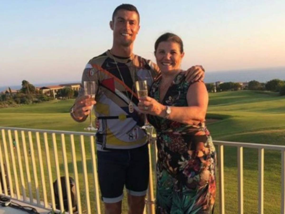 Anuncian 'enfermedad súbita' de la madre de Cristiano Ronaldo y ella lo desmiente