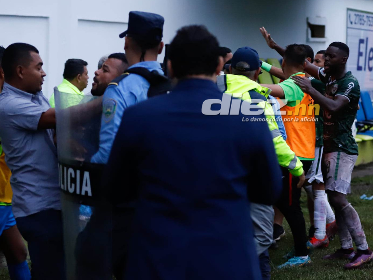 Las fotos que dejó el zafarrancho en el Olancho - Marathón: tendidos en el suelo, golpes en la cara y bruscos agarrones