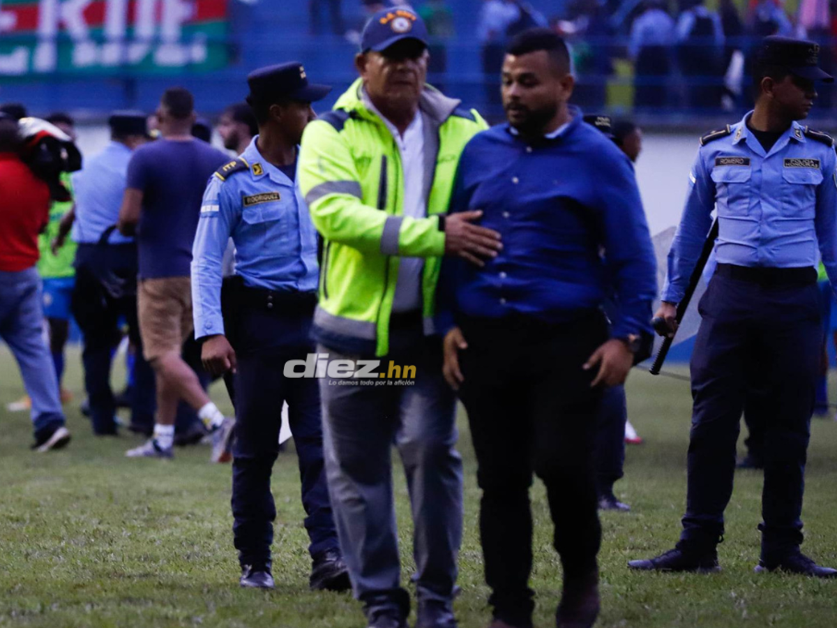 Las fotos que dejó el zafarrancho en el Olancho - Marathón: tendidos en el suelo, golpes en la cara y bruscos agarrones