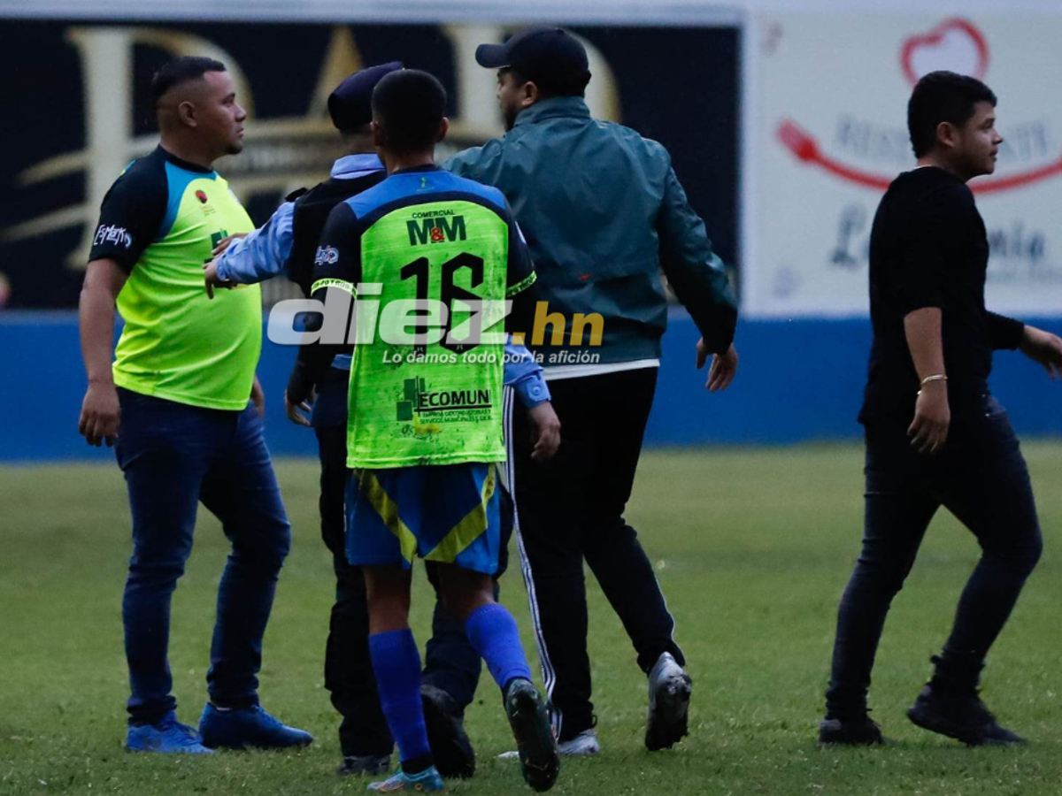 Las fotos que dejó el zafarrancho en el Olancho - Marathón: tendidos en el suelo, golpes en la cara y bruscos agarrones