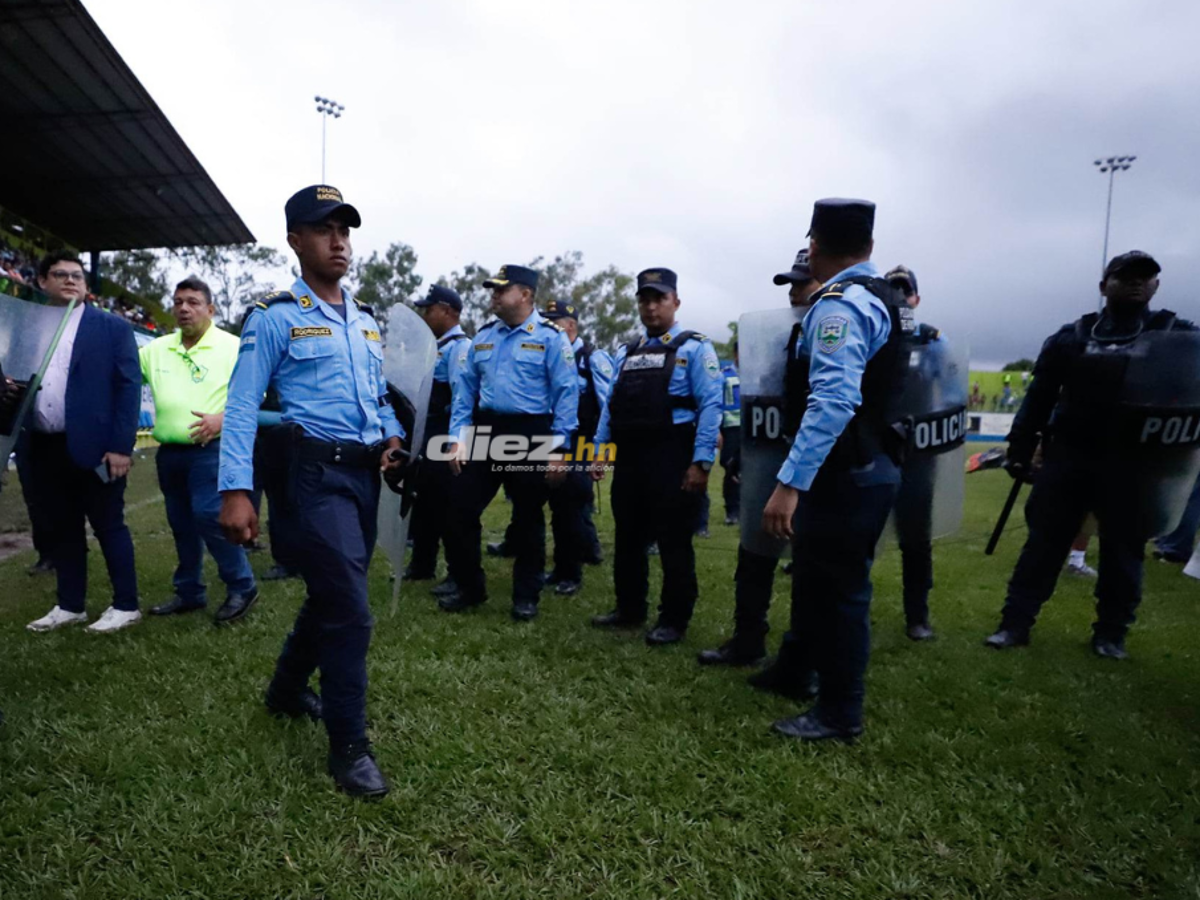 Las fotos que dejó el zafarrancho en el Olancho - Marathón: tendidos en el suelo, golpes en la cara y bruscos agarrones