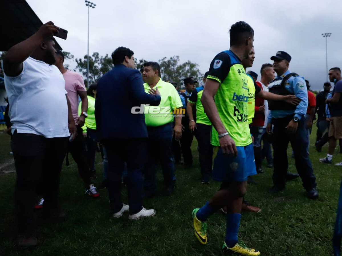 Las fotos que dejó el zafarrancho en el Olancho - Marathón: tendidos en el suelo, golpes en la cara y bruscos agarrones