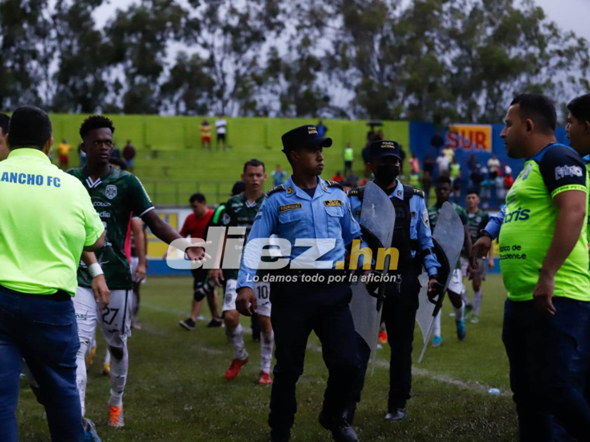 Las fotos que dejó el zafarrancho en el Olancho - Marathón: tendidos en el suelo, golpes en la cara y bruscos agarrones