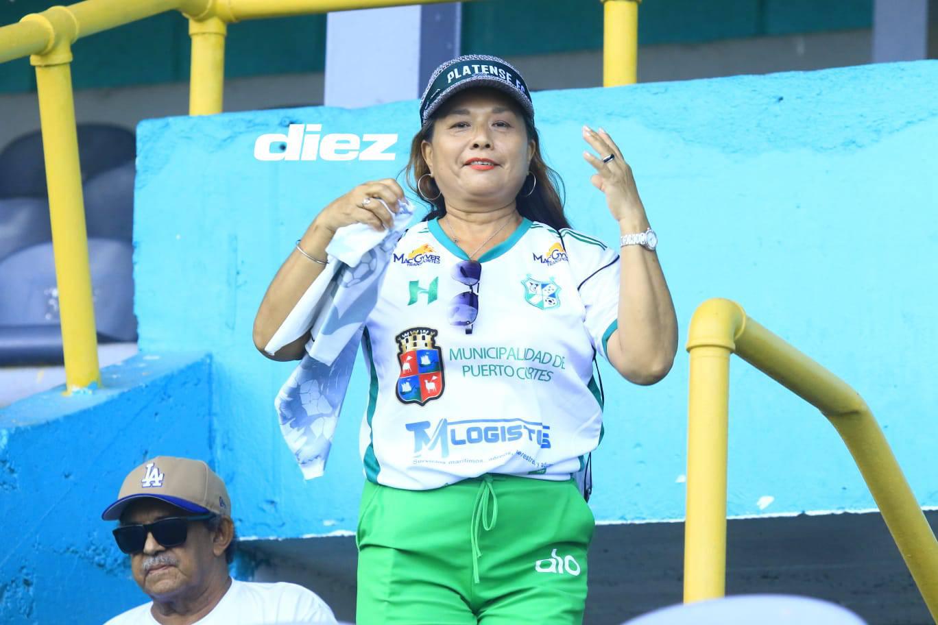 Aficionada selacia llega para apoyar a su amado Platense.