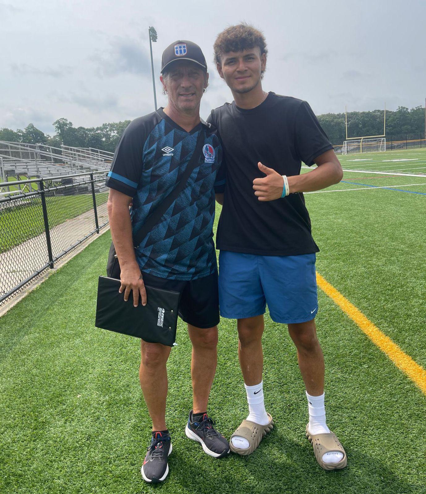 Wilman Castellón, un hondureño originario de Santa Cruz de Yojoa, es aficionado del Olimpia y que llegó al entrenamiento a saludar a Troglio y a los jugadores.