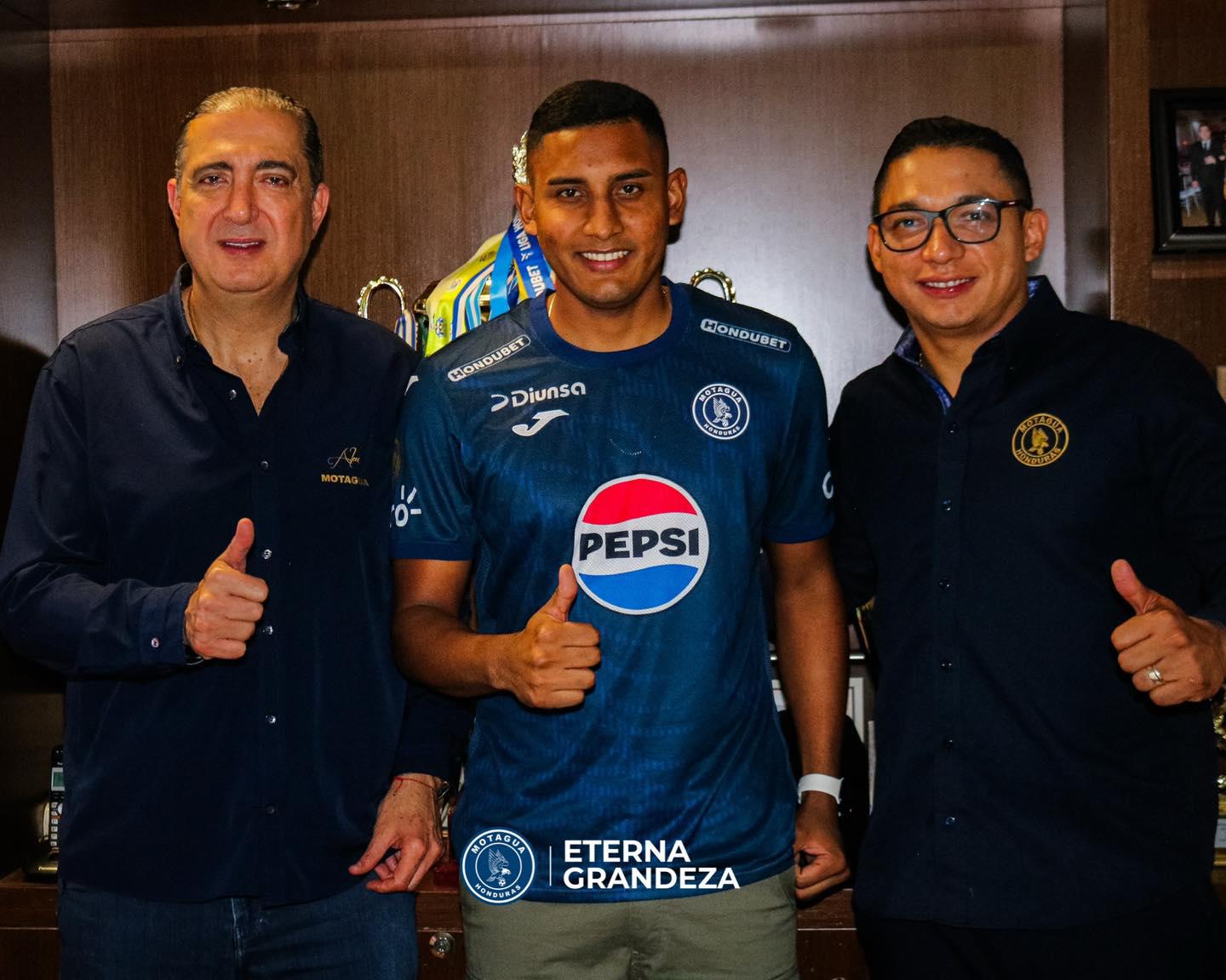 Pedro Atala, presidente de Motagua y Emilio Izaguirre, director deportivo, en la presentación de Luis Ortiz. Imagen cortesía Motagua.