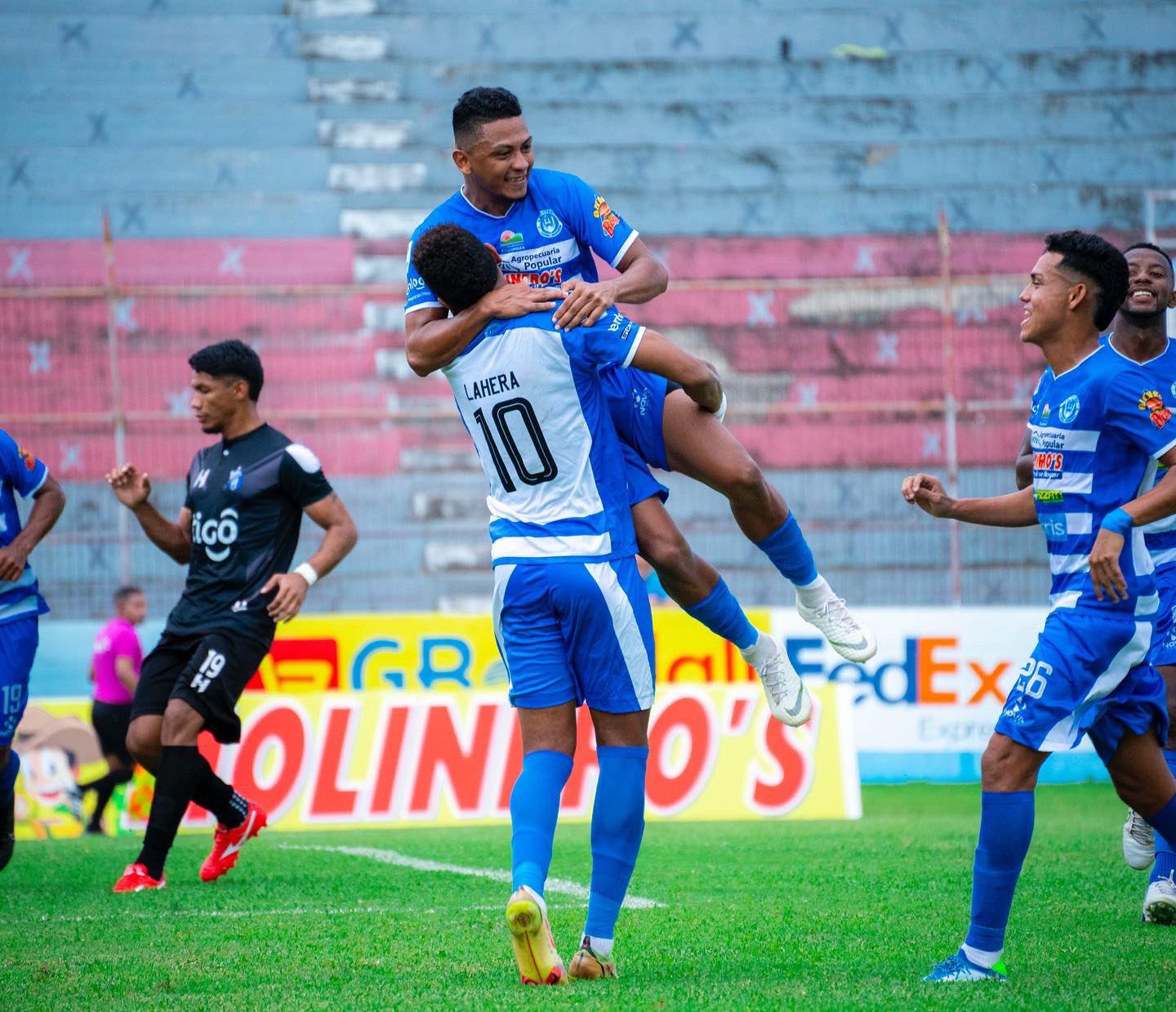 Yaudel Lahera festejando el gol de Alexy Vega contra Honduras Progreso en el estadio Ceibeño. FOTO: Victoria.
