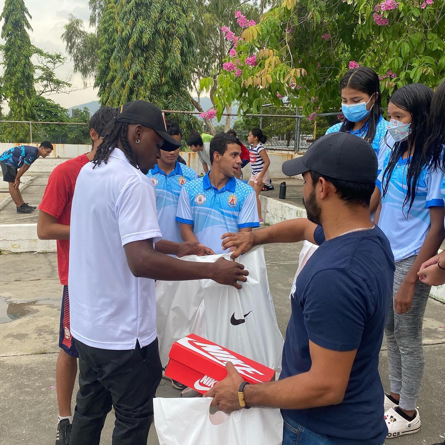 Alberth Elis mientras le entregaba los tenis a los atletas hondureños.