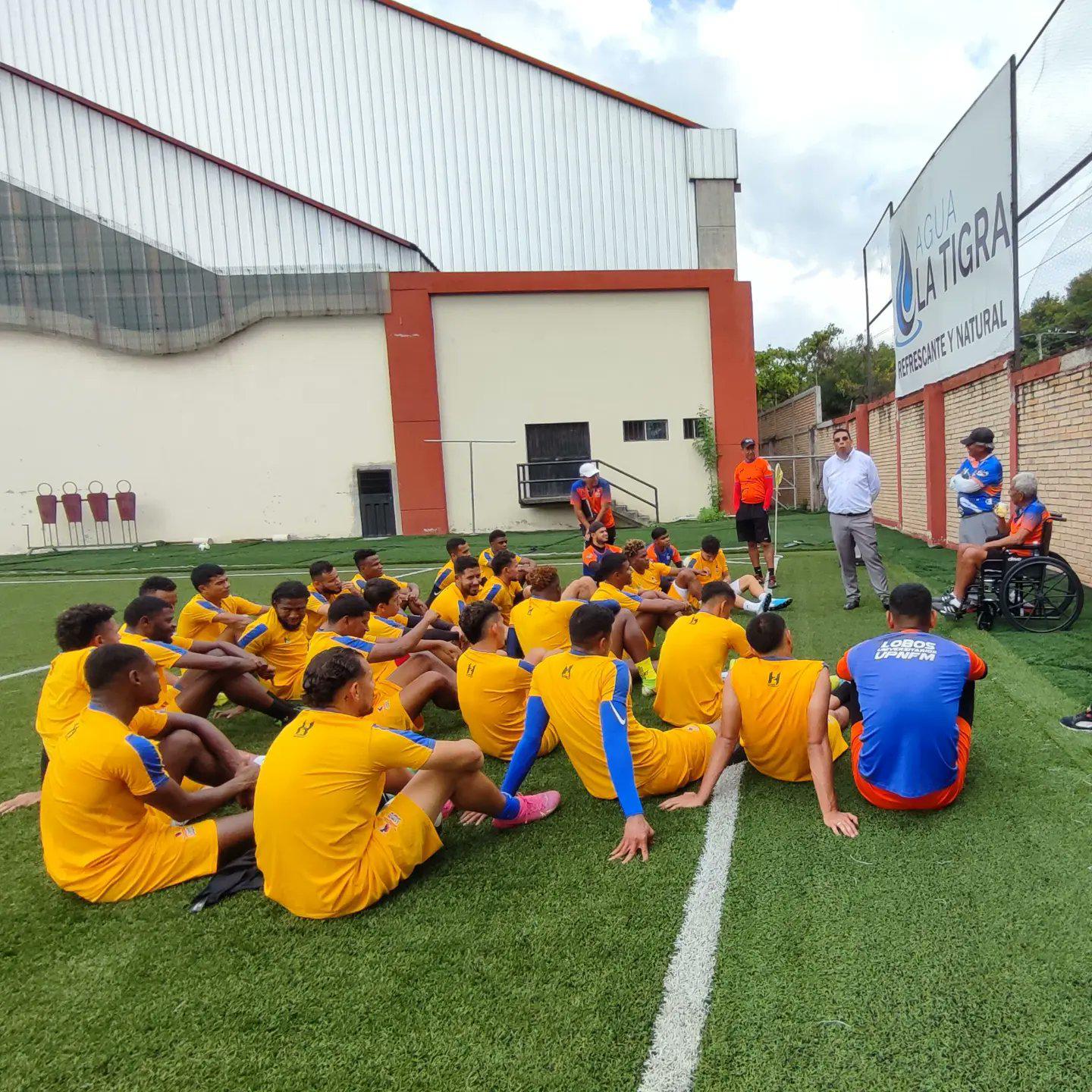 En silla de ruedas y junto a Primi Maradiaga; Héctor Castellón asume su nuevo cargo al frente de los Lobos de la UPNFM