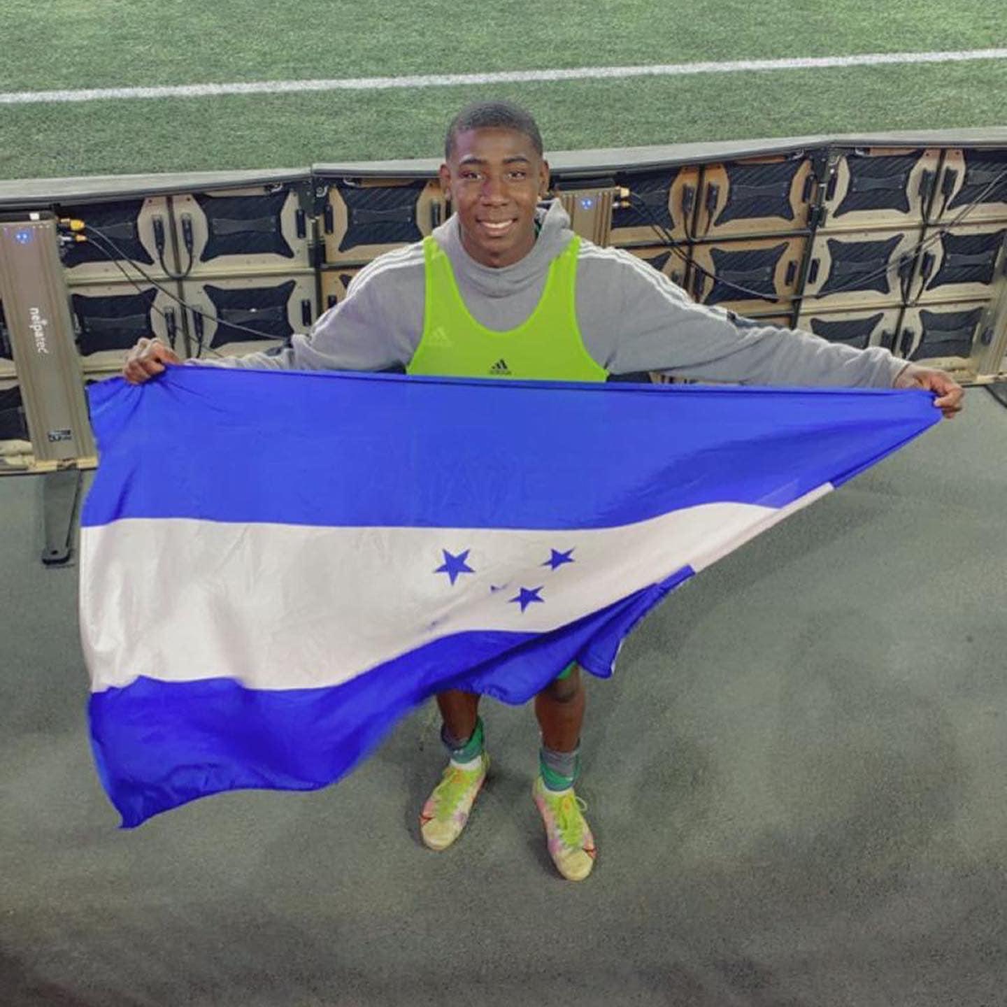 Jesus Batiz siempre lleva la bandera de Honduras a donde vaya.