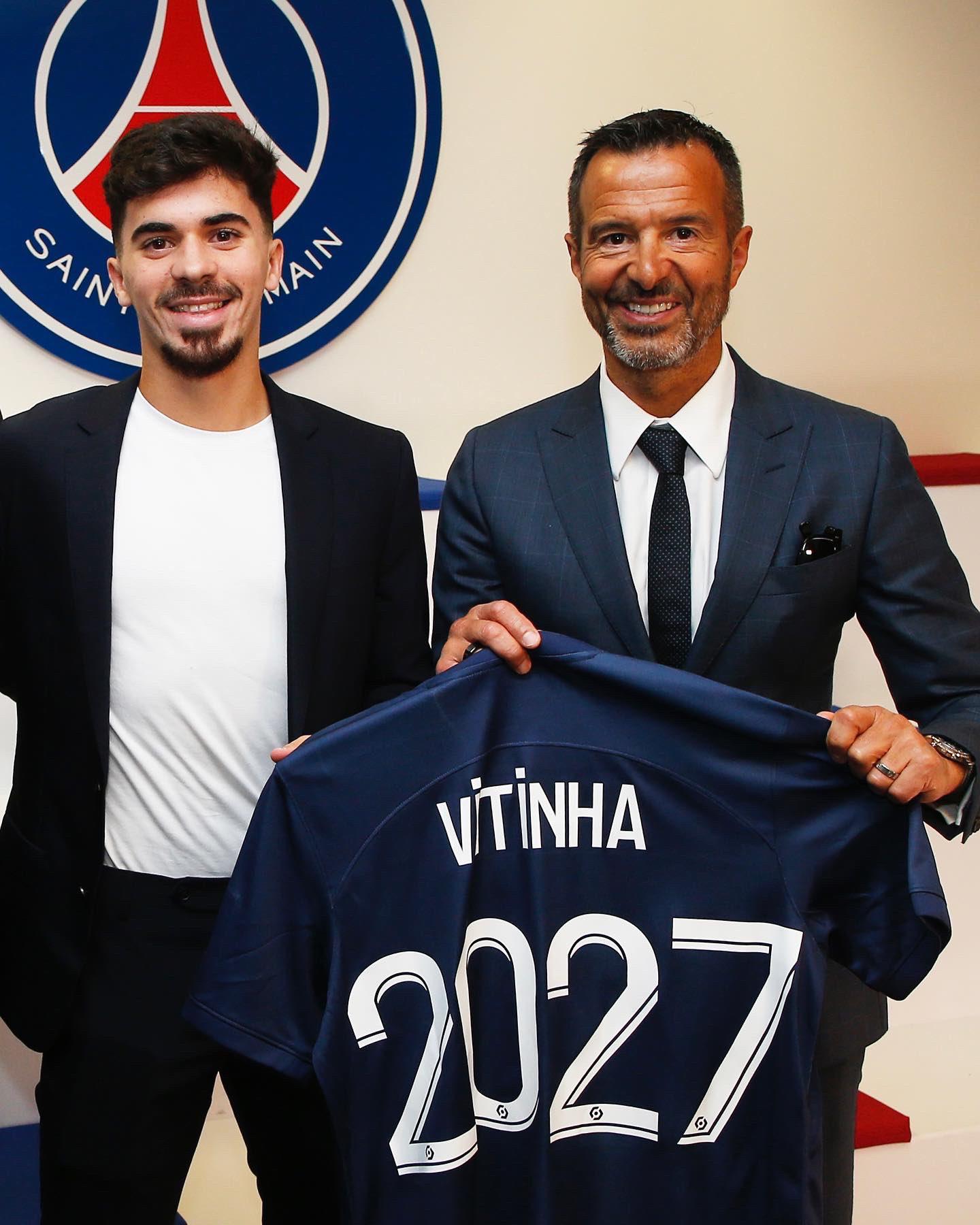 Vitinha firmó hasta el 2027 con el París Saint Germain de Francia.