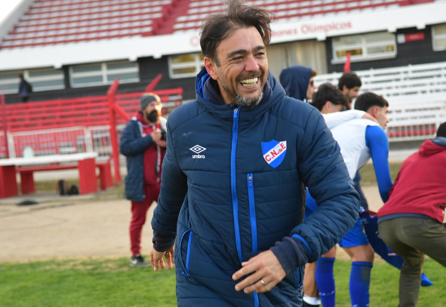 Álvaro Recoba está dirigiendo la tercera división del Nacional en Uruguay.