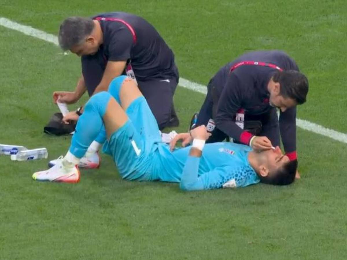 FOTOS: Portero de Irán se fue en camilla luego de recibir terrible golpe de su propio compañero en el Mundial de Qatar 2022