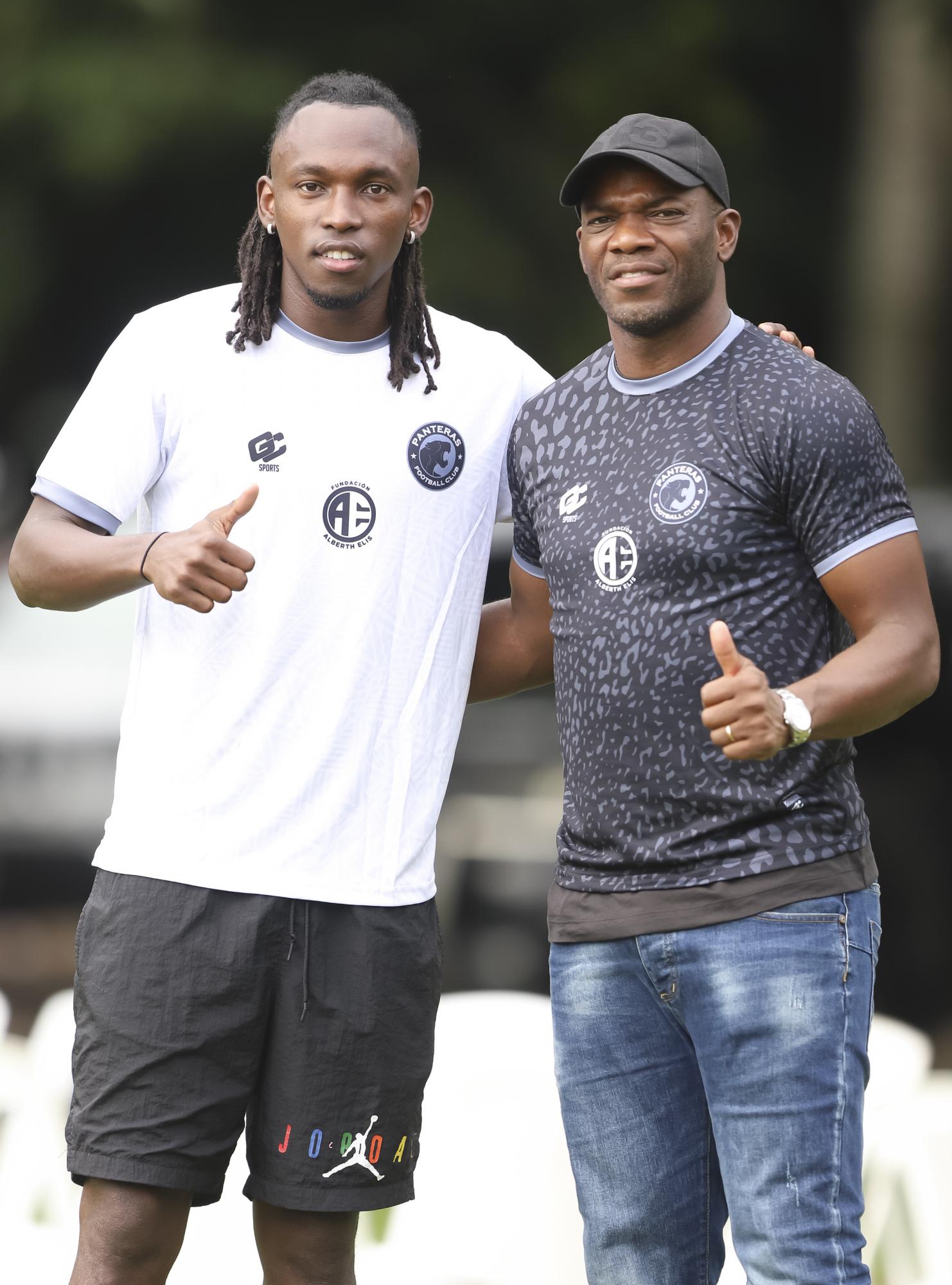 Alberth Elis comparte junto a su ídolo, David Suazo, quien le brindará apoyo en Panteras FC. FOTOS: Mauricio Ayala
