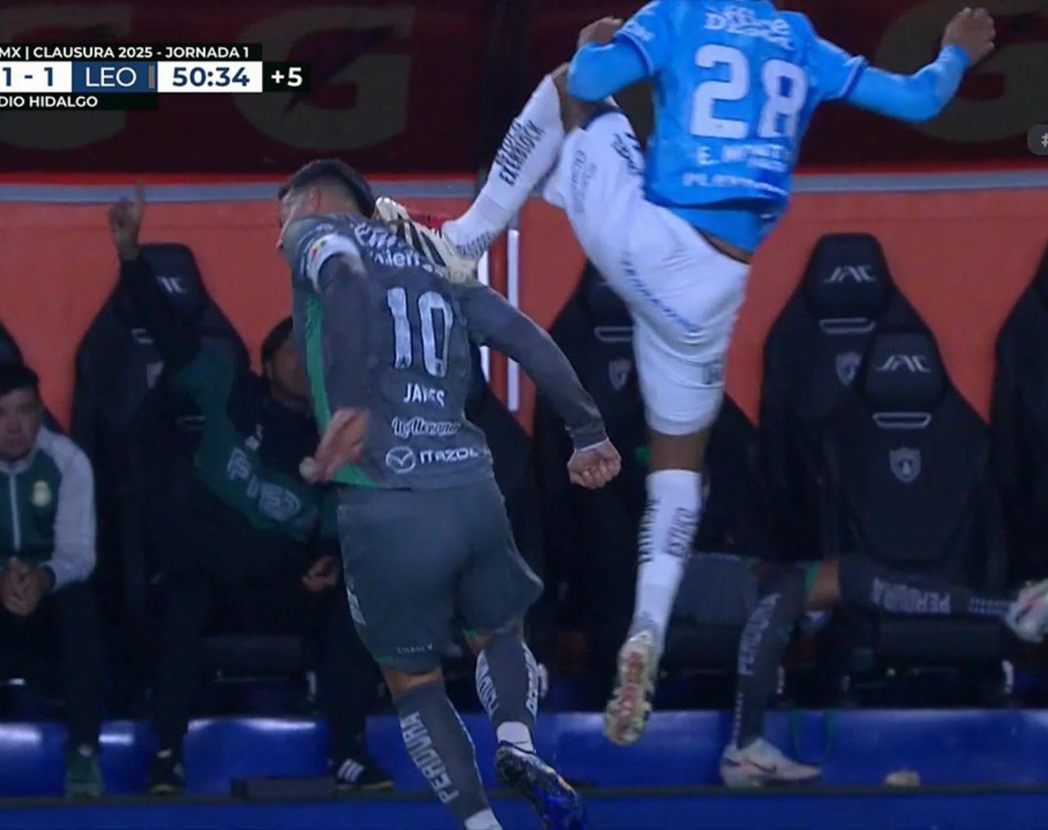 Elías Montiel le dio una patada por la espalda a James Rodríguez y fue expulsado.