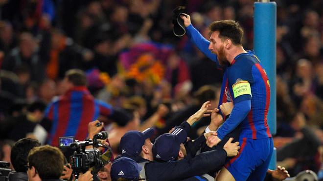 Messi celebrando con la afición azulgrana la remontada sobre el PSG en 2017.