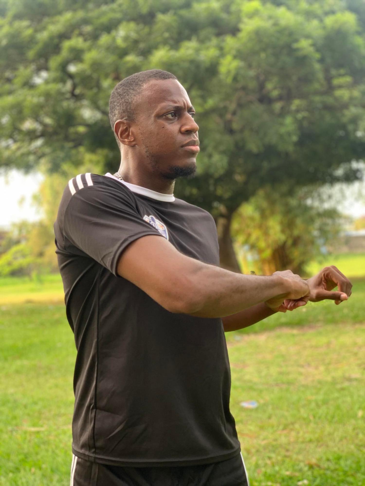 Julio Güity realizando su calentamiento previo al entrenamiento.