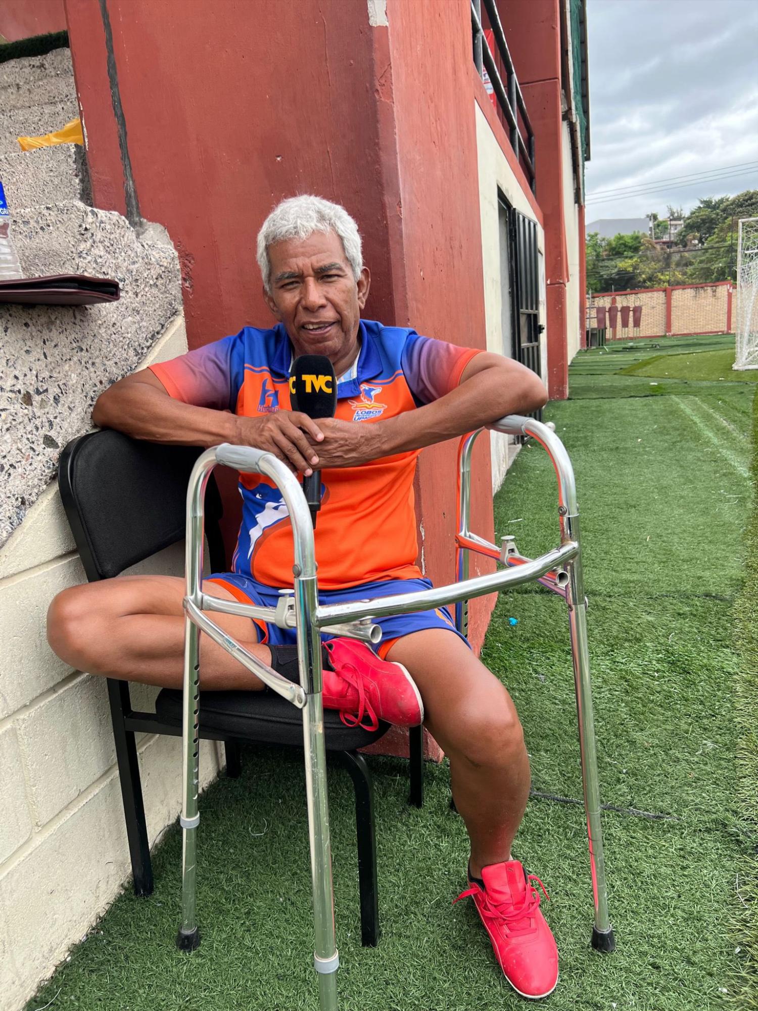 Héctor Castellón utiliza un bordón para poder movilizarse debido a su enfermedad. FOTO: TVC