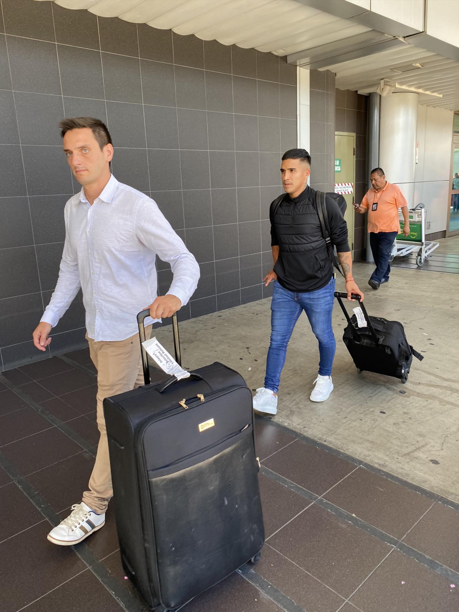 Michaell Chirinos se muestra muy contento con la decisión de irse al Saprissa. Foto: @MiguelCald7