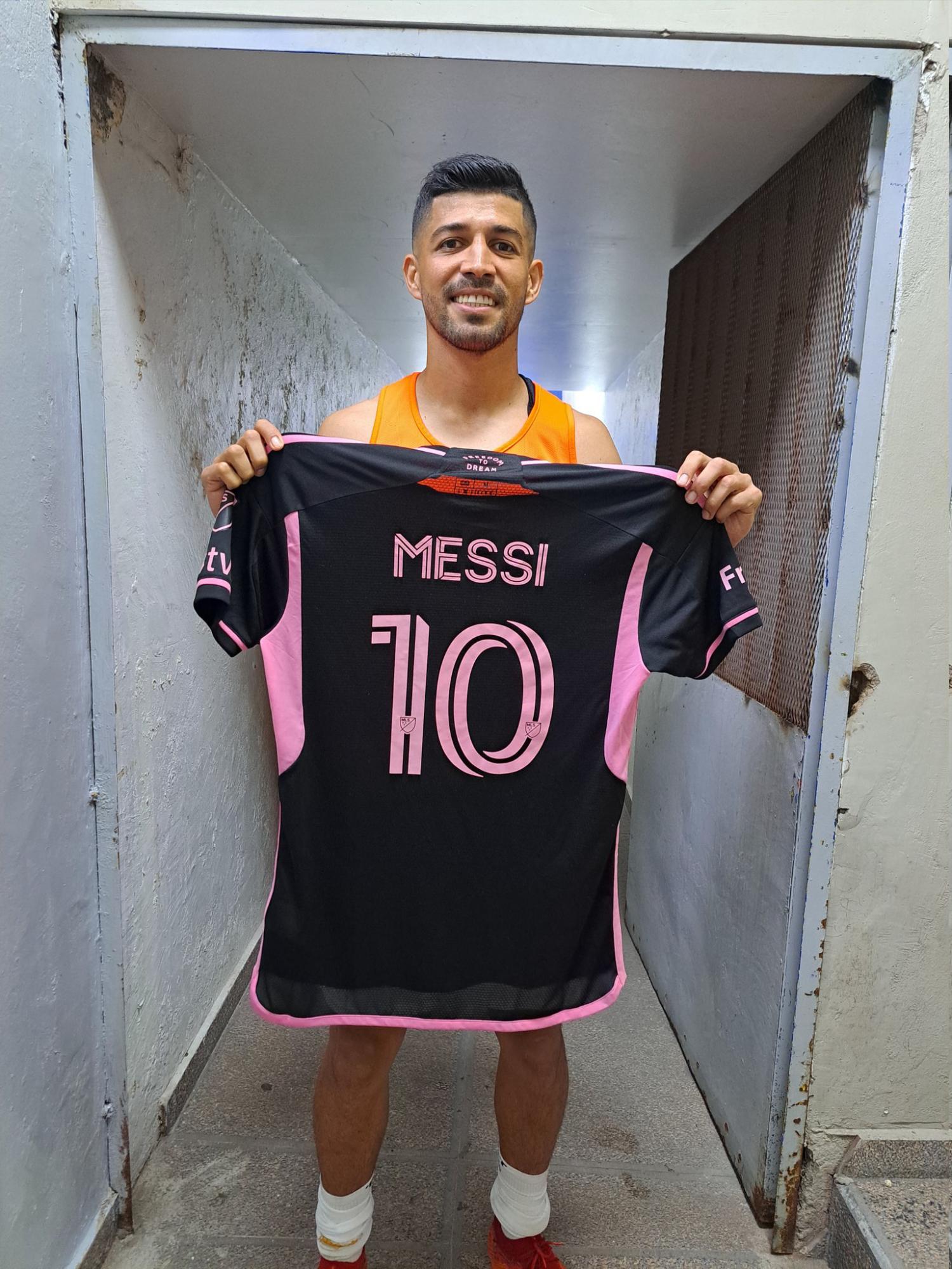 Nelson Bonilla posando con la camiseta que utilizó Messi en El Salvador-Inter Miami.