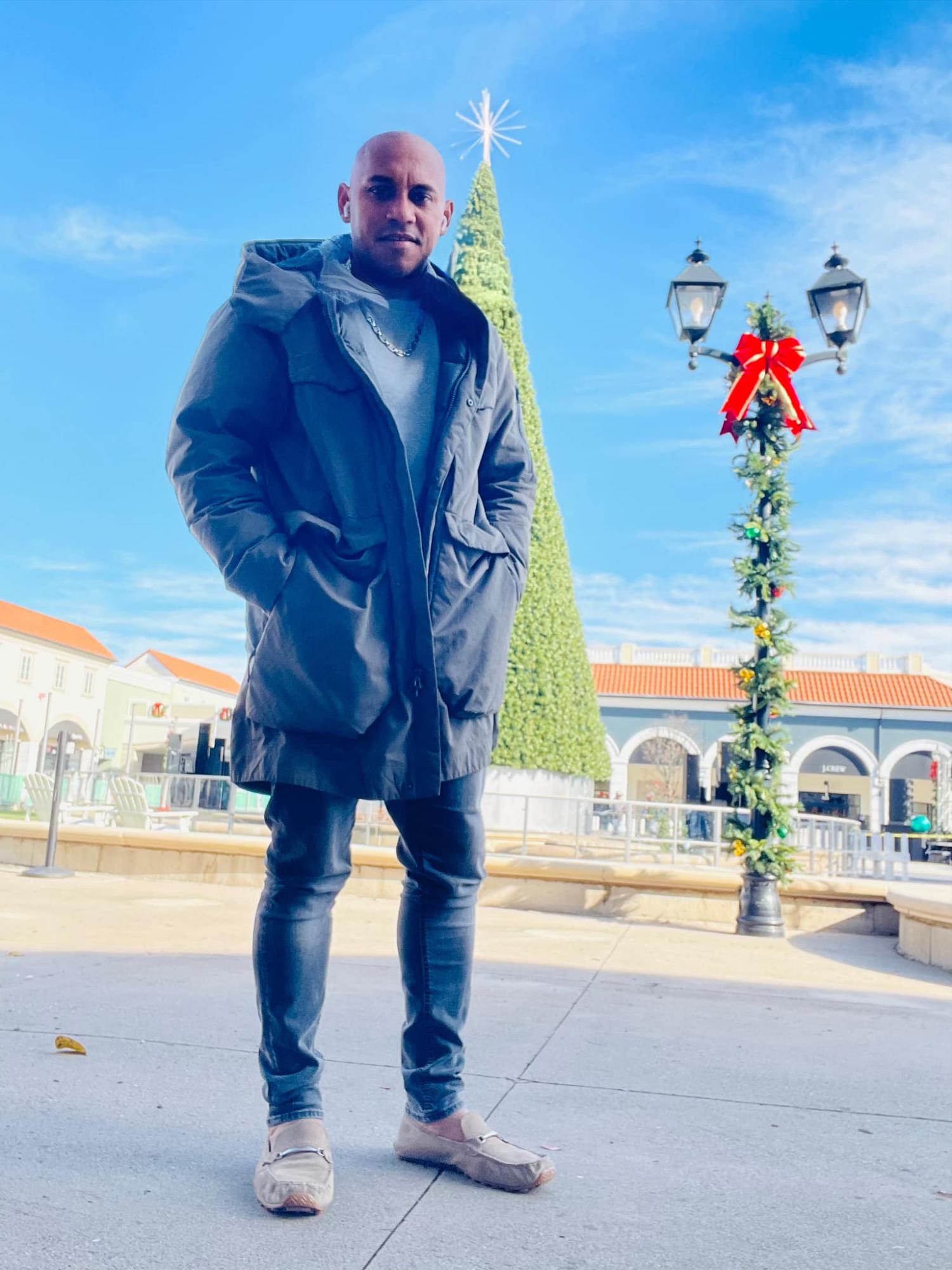 ¡Comunicador hondureño en Estados Unidos sorprende y se rapa la cabeza tras triunfo de Honduras ante México!