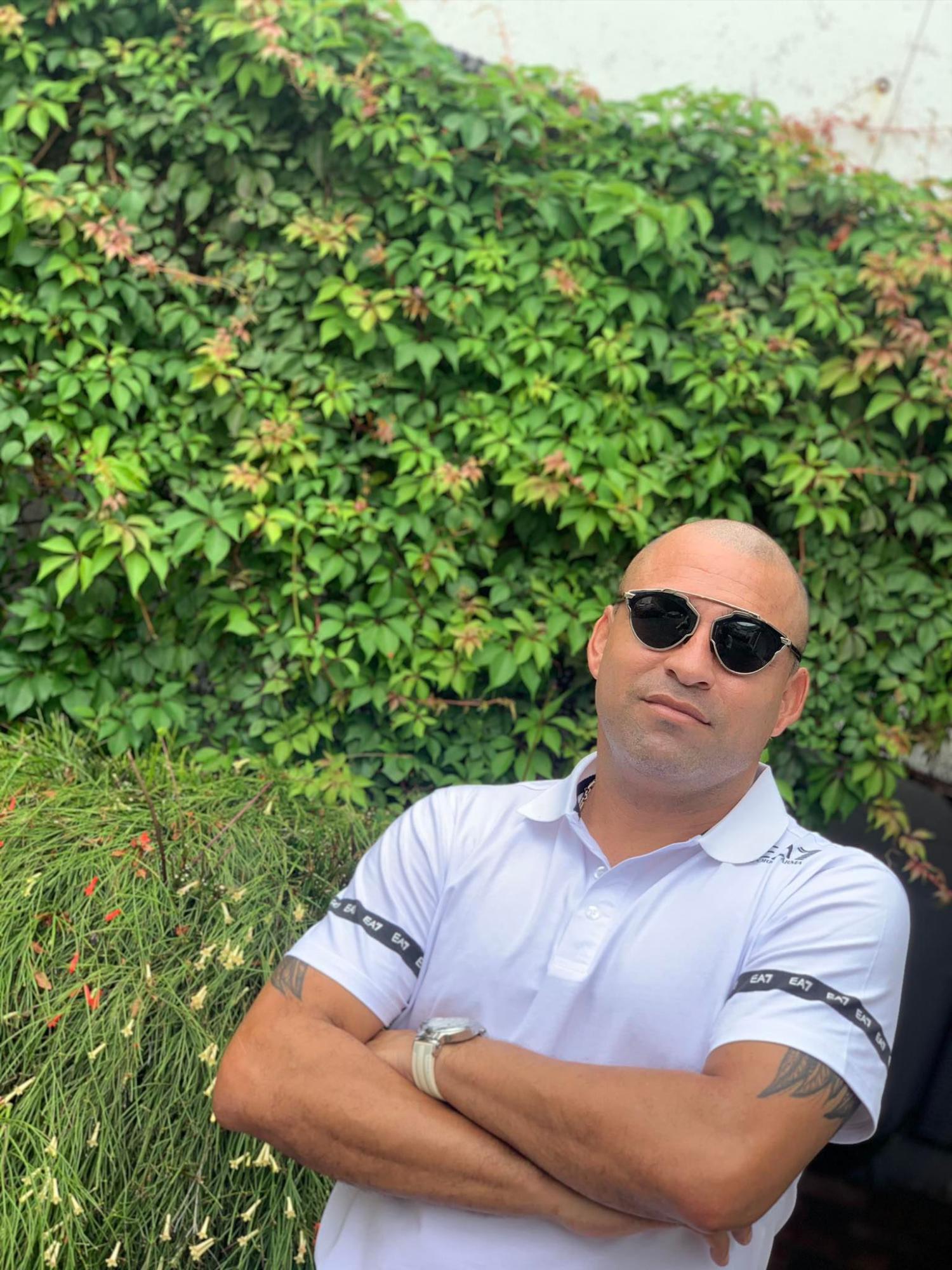 Mauricio Copete posando para el lente de DIEZ durante la entrevista. Foto: Edgar Witty