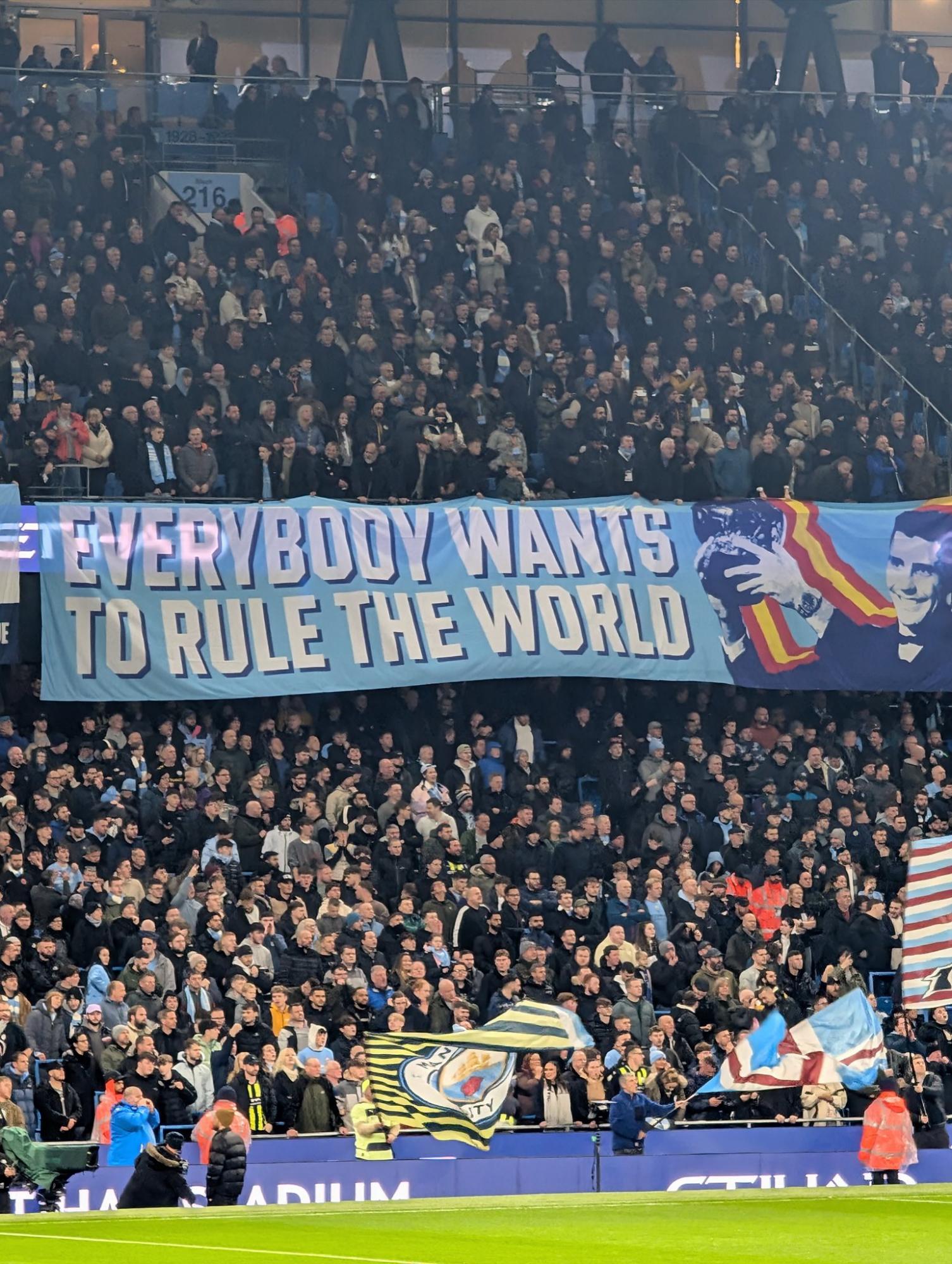 “Todos quieren gobernar el mundo”, fue la pancatarta de los aficionados del Machester City a Rodri.