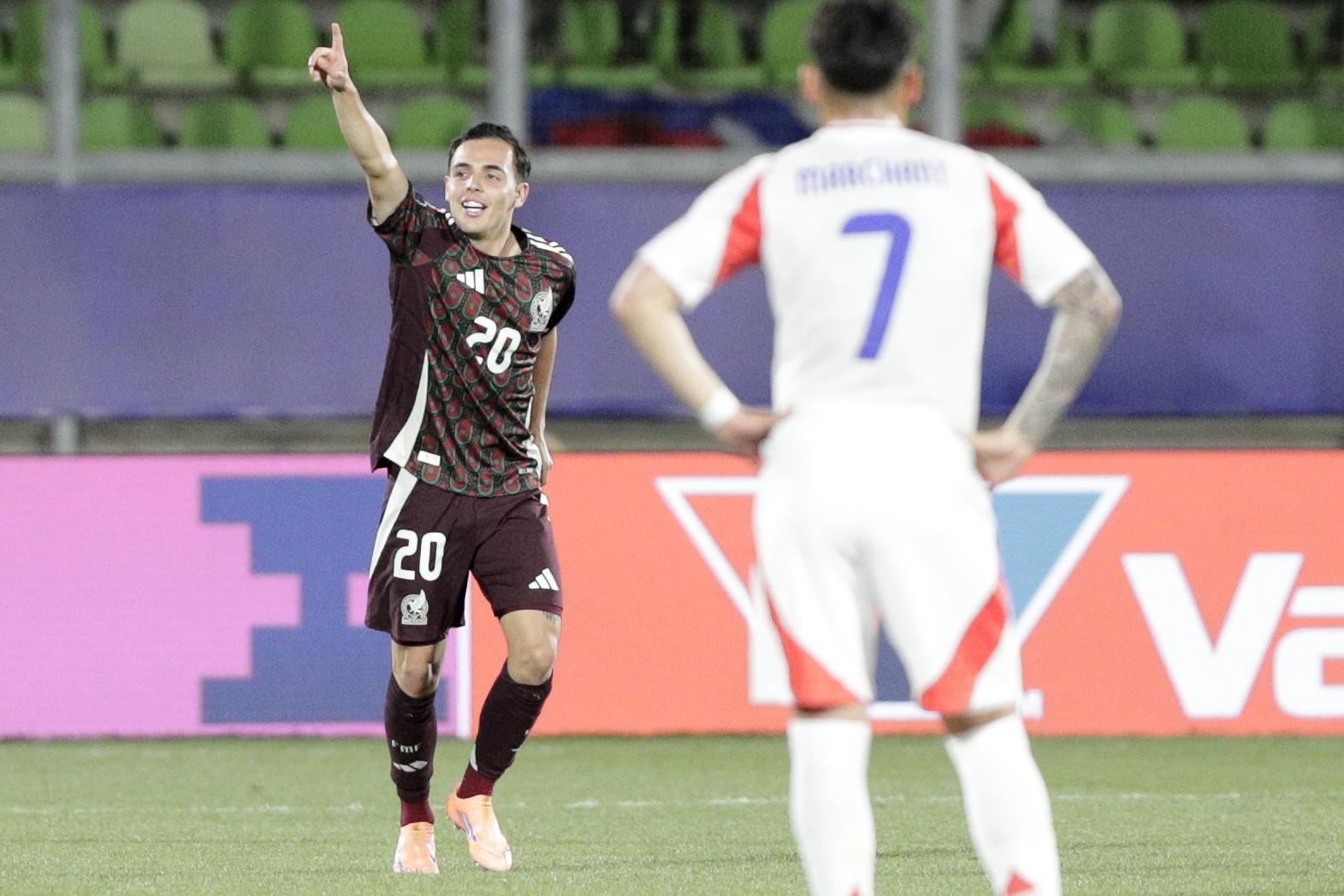 Hugo Camberos de México celebra este martes, en un partido de octavos de final de la Copa Mundial Sub-20 entre Chile y México en el estadio Elías Figueroa Brander, en Valparaíso (Chile).